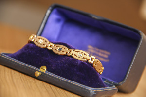 Goldenes Armband mit Steinen