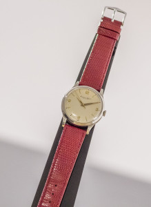 Uhr mit rotem Lederarmband