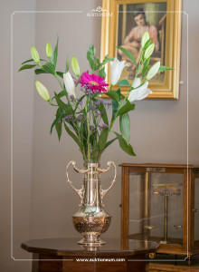 Argentor-Vase mit Blumen
