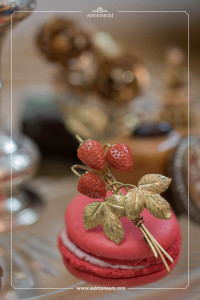 Macarons mit Erdbeerbrosche dekoriert